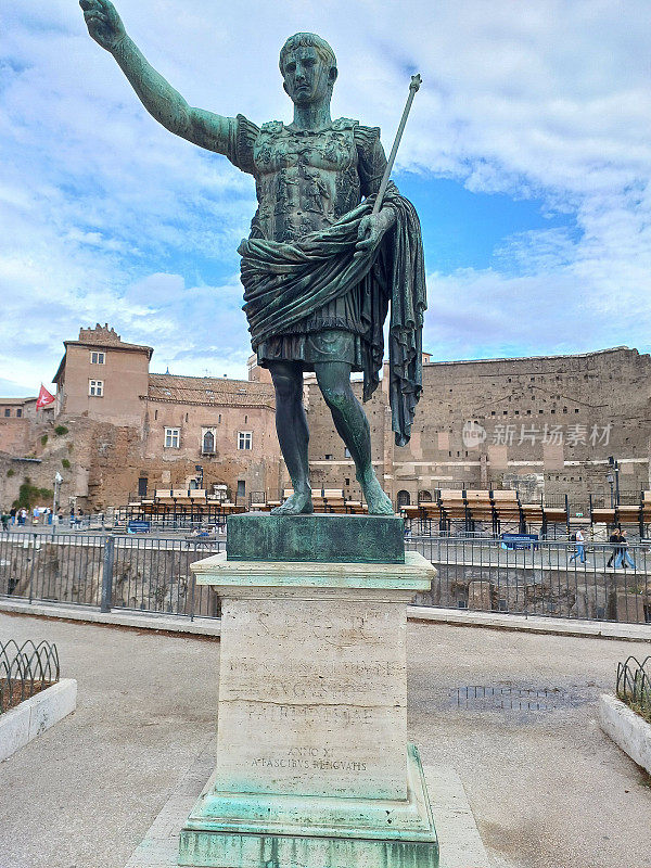 罗马大帝奥古斯都凯撒的绿色雕像