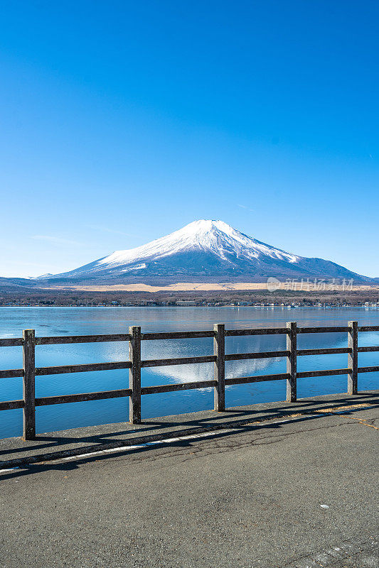 初冬清晨，从山中湖眺望富士山