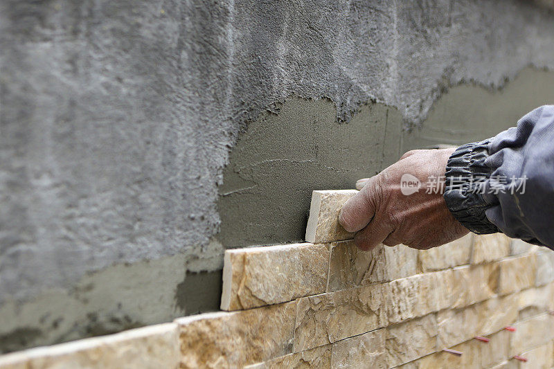 安装石材瓷砖的工人