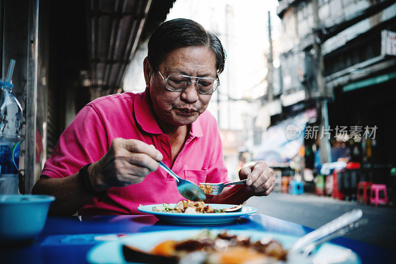 老人吃猪肉饭