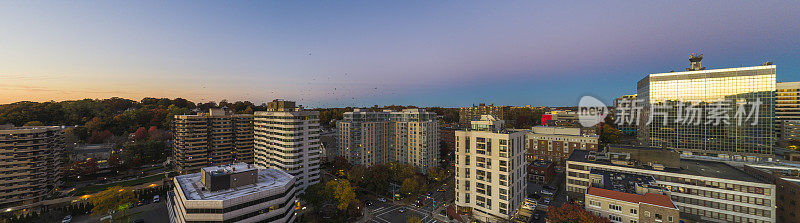 美国纽约州威彻斯特县怀特普莱恩斯市中心的现代公寓。超大，高分辨率，拼接全景。