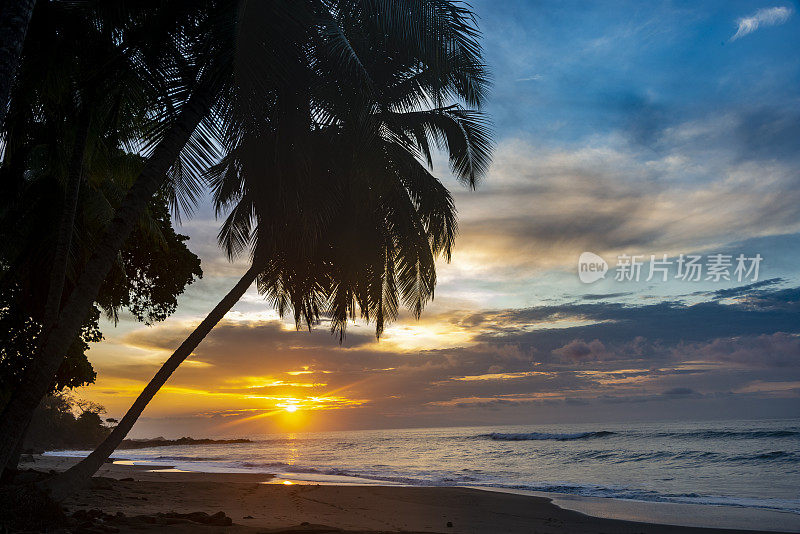 哥斯达黎加海滩的日出