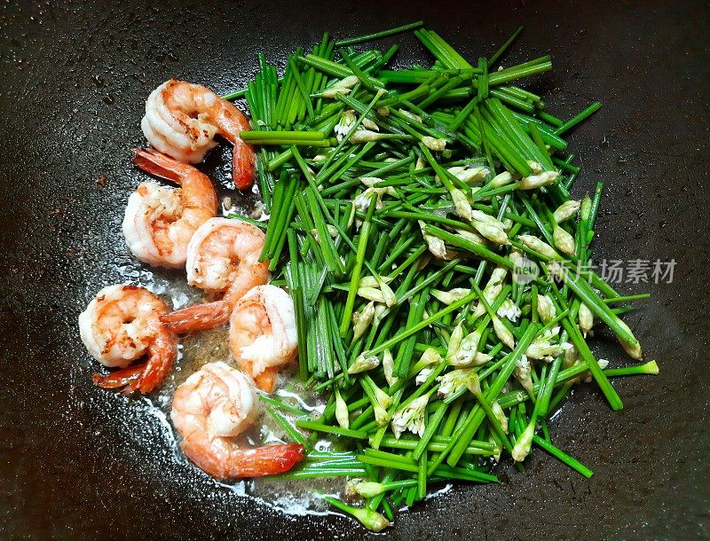 烹调虾仁炒韭菜——备餐。