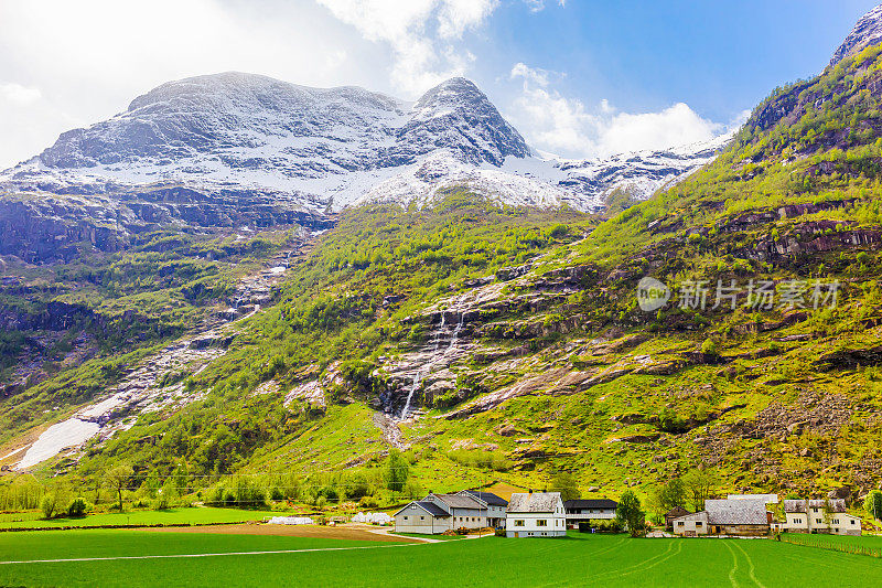 挪威的春天。北部的本性。山脉。景观
