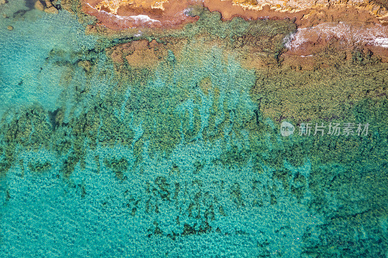 地中海岩石海岸鸟瞰图与绿松石水在科斯塔布兰卡的阿利坎特