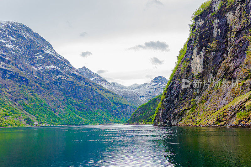 挪威的峡湾。Geiranger峡湾。更多关于罗姆斯代尔县的报道。斯堪的那维亚。山景观