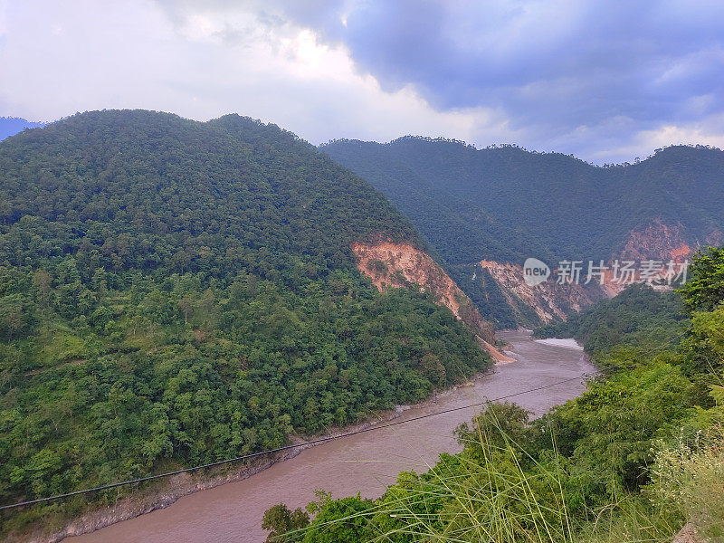 流经印度喜马拉雅山脉的季风河流