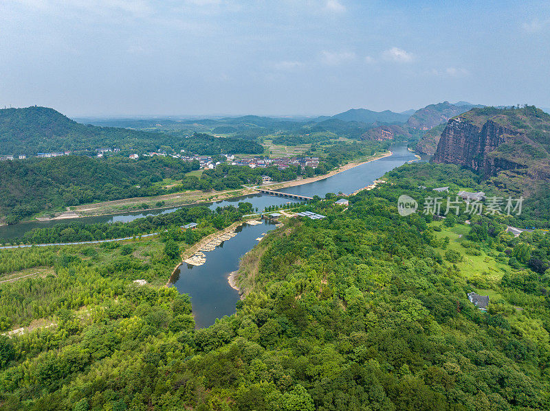 中国绿色森林河流景观航拍