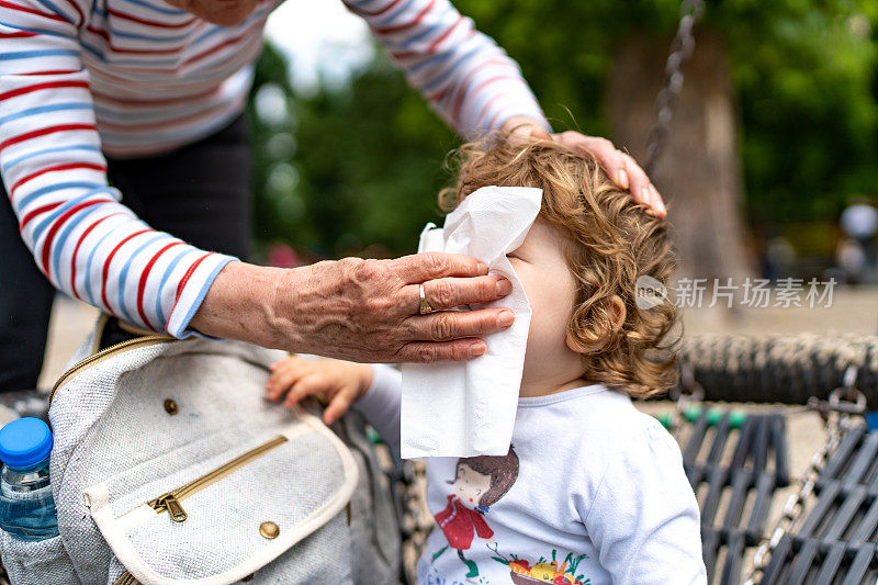 奶奶在擦孙女的鼻涕