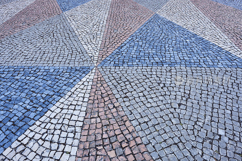 彩色马赛克calcalada鹅卵石。鹅卵石人行道上的传统设计。葡萄牙里斯本。