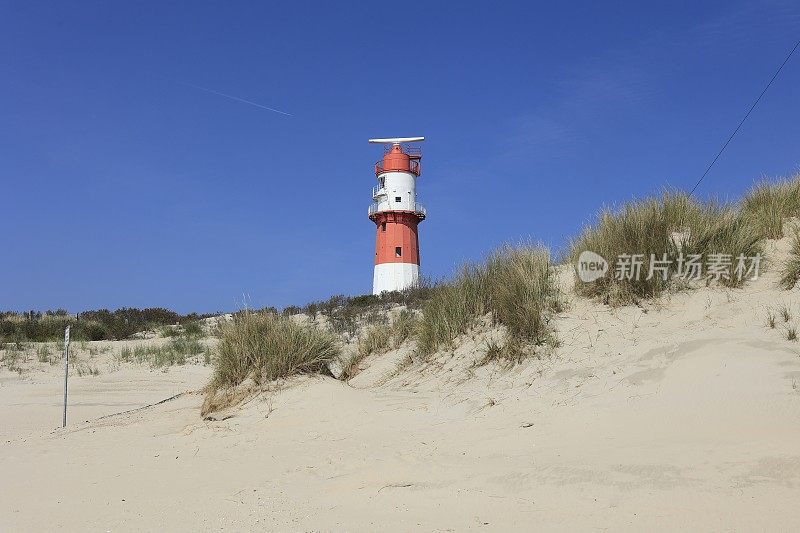 博尔库姆岛上的电灯塔矗立在沙丘后面