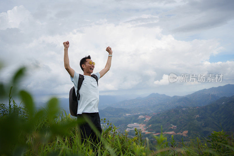 山顶上的旅行者