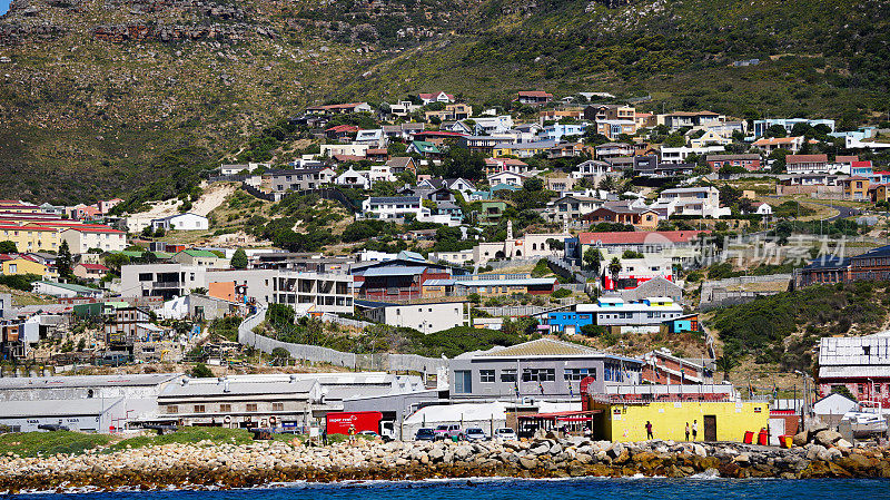 当地南非乡住宅住宅区围绕豪特湾山，面朝大海