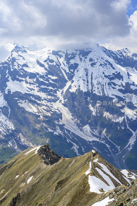 大格洛克纳山脉附近的奥地利阿尔卑斯山的雪峰