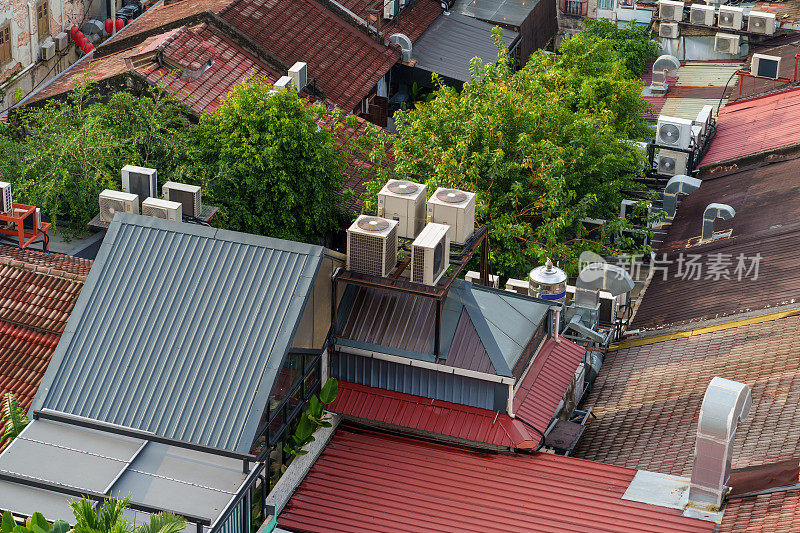 安装在典型亚洲住宅屋顶上的各种尺寸和类型的空调压缩机。