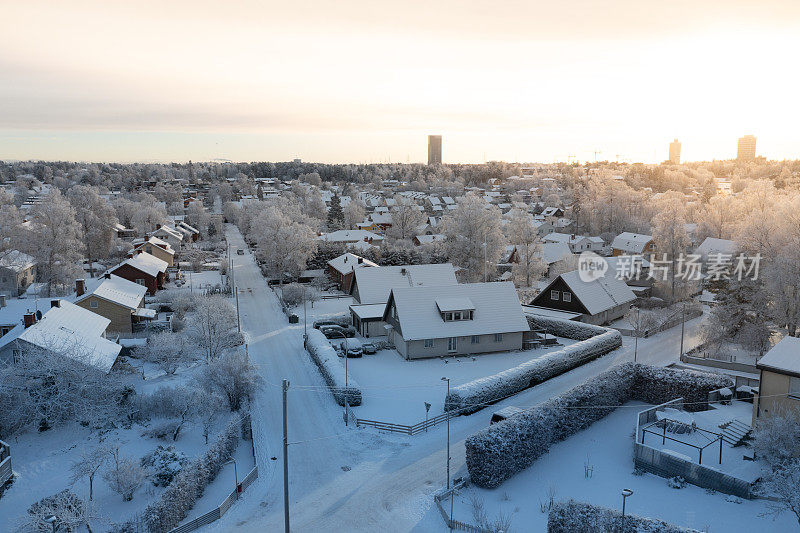 住宅区被最近一场降雪的新雪覆盖，铸造了一个宁静的冬季景观。