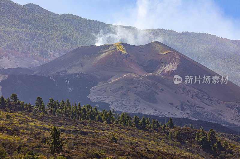 康伯雷别哈火山。火山气体从火山口喷出。