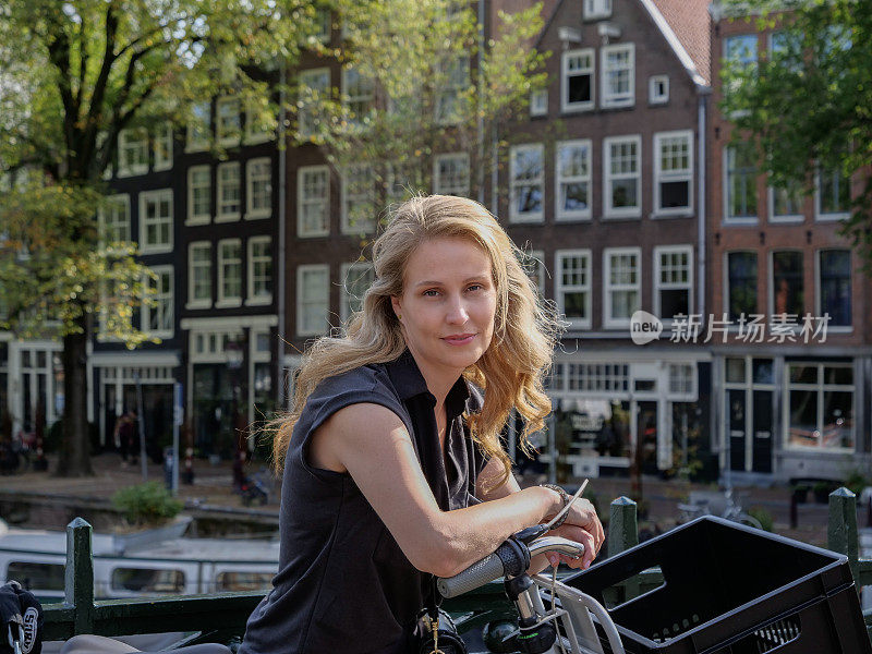 阿姆斯特丹一个骑自行车的女人的肖像