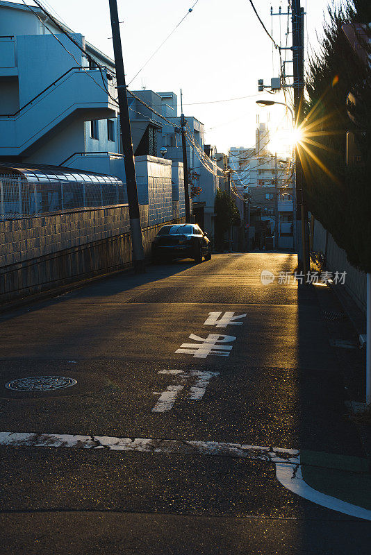 夕阳照亮了街道