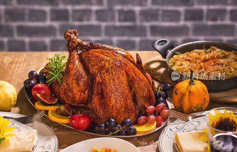 传统的填充火鸡配菜，用于感恩节庆祝活动