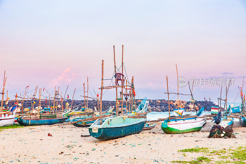 日落时分，沙滩上五颜六色的渔船。斯里兰卡，Hikkaduwa。