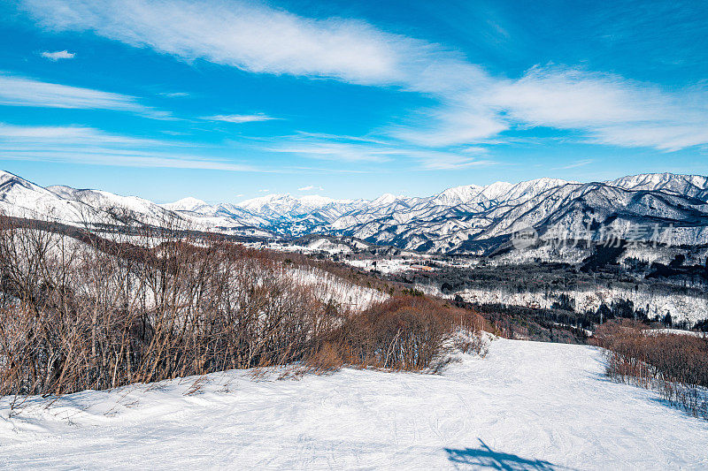 皑皑白雪的日本山，日本白波