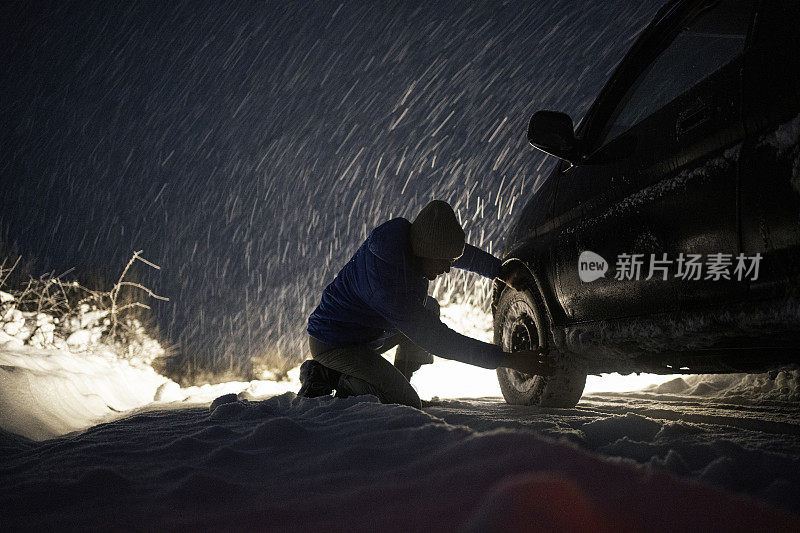 汽车在冬夜抛锚，男人呼救。