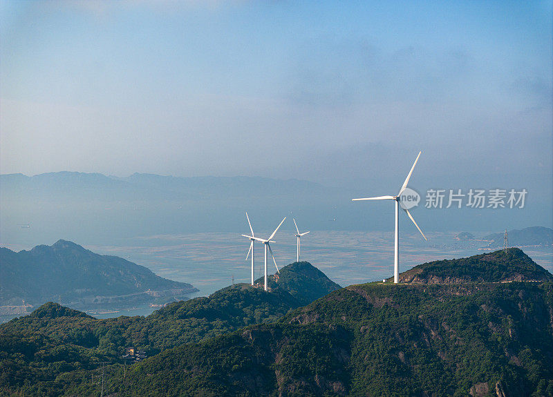 山顶风力发电场的鸟瞰图