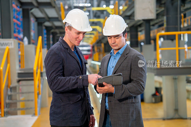 职业经理或工程工人在工厂的电气或地铁列车前与平板电脑一起讨论。