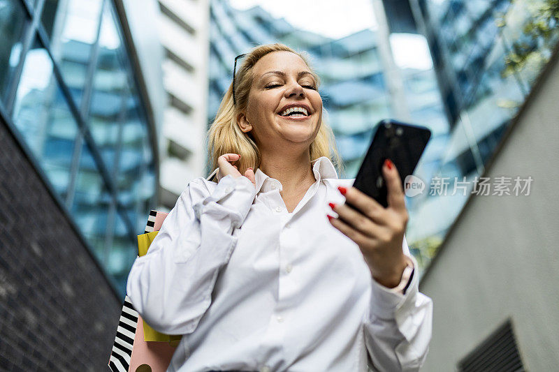 女人在城市的购物之旅