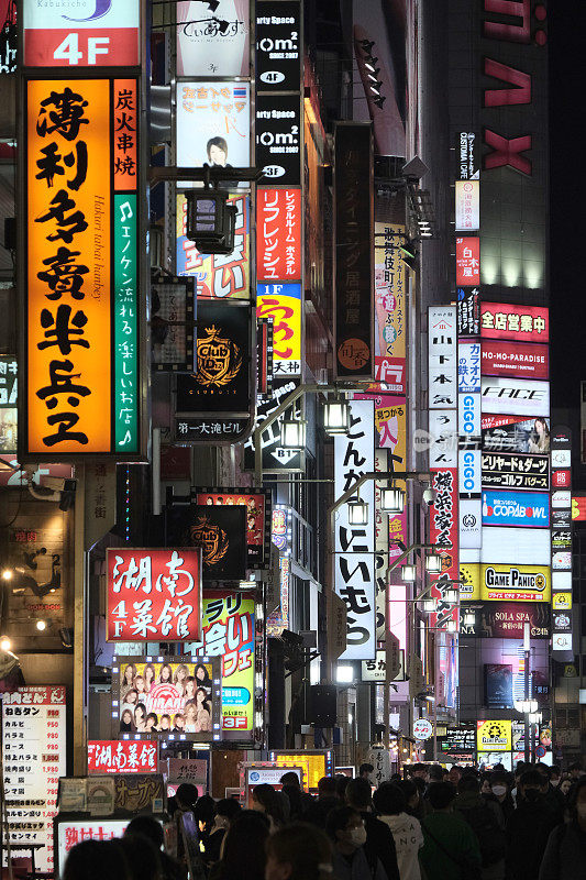 东京新宿歌舞伎町的霓虹灯