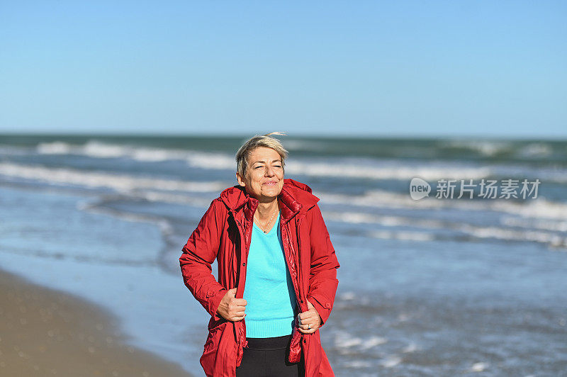 白发苍苍的成熟女人喜欢海风。