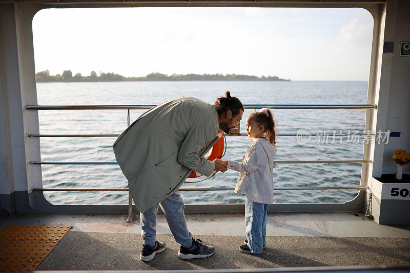 女孩和她的父亲乘船旅行