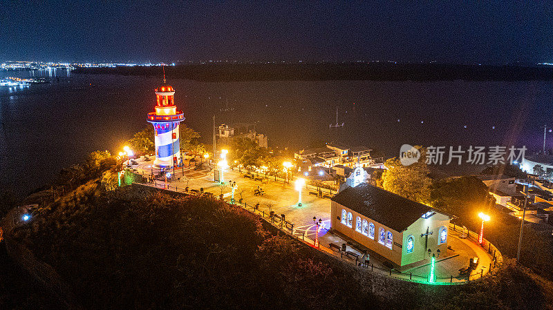 无人机拍摄的夜间灯塔在圣安娜山，瓜亚基尔，厄瓜多尔
