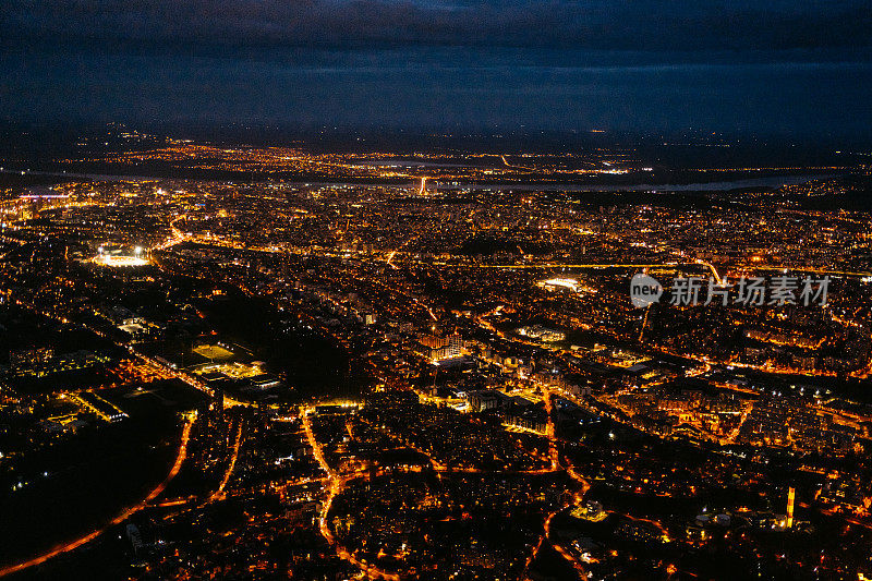 从贝尔格莱德上空的飞机窗口俯瞰夜晚