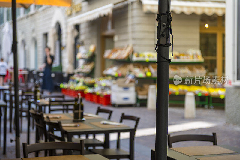 意大利加尔达河畔老城一家餐馆的空桌子
