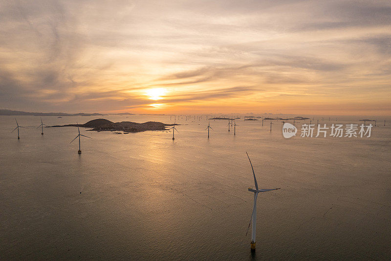 清晨，海上风力涡轮机在红色的晨光中熠熠生辉