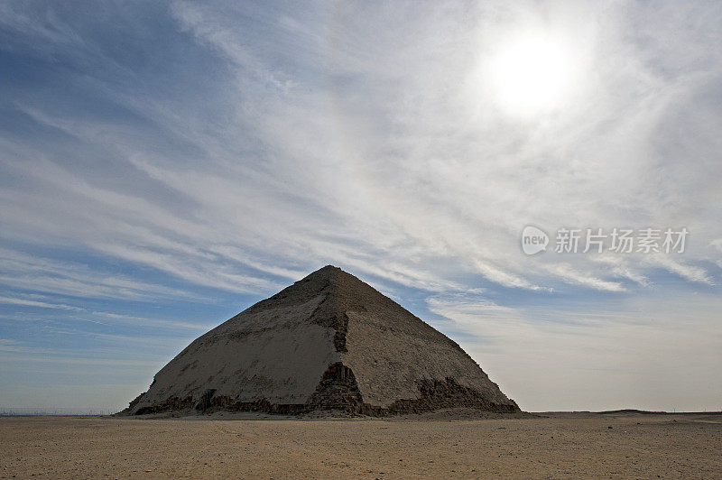 弯曲的金字塔位于埃及开罗附近的萨卡拉的达舒尔。