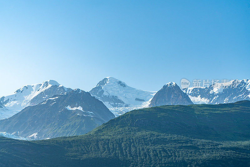 美国阿拉斯加州威廉王子湾学院峡湾的雪山