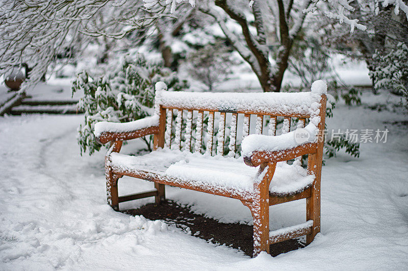 下雪天空板凳