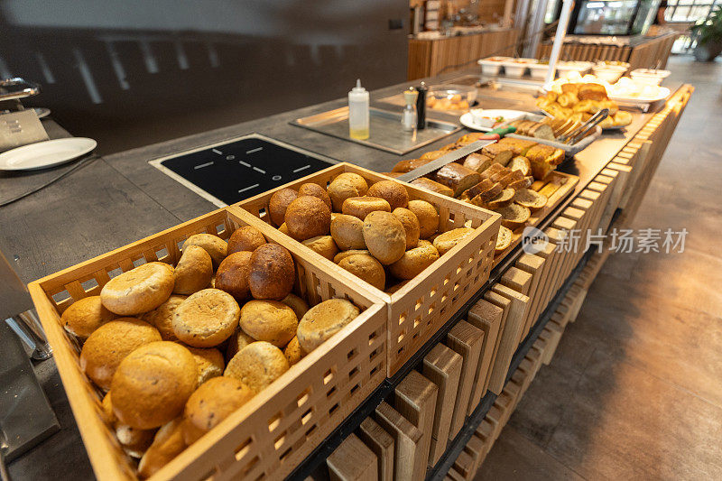 新鲜的面包在面包店角落在豪华酒店自助早餐