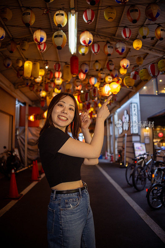 日本居酒屋街的妇女直播