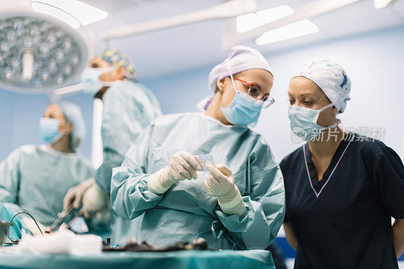 麻醉师正在监测腹腔镜手术的进展