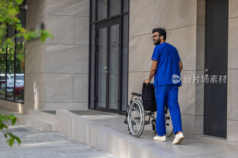 医院院子里一个高个子黑发男人推着轮椅
