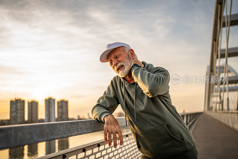 资深白人运动员颈部疼痛