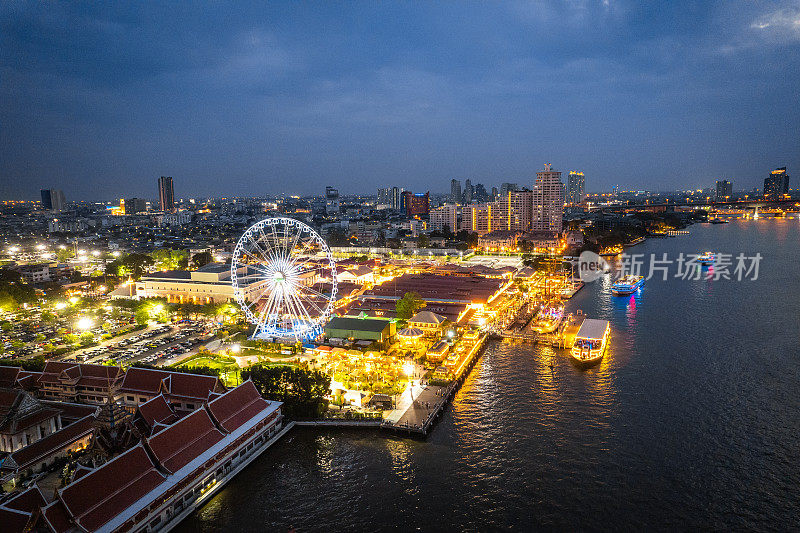 泰国曼谷湄南河上的滨河夜市鸟瞰图