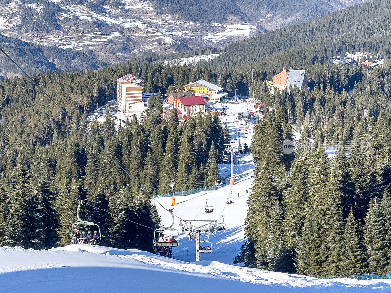 雪山鸟瞰图和滑雪缆车滑雪中心