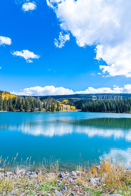 在科罗拉多州大梅萨国家森林的夏天，充满活力的蓝色钓鱼湖