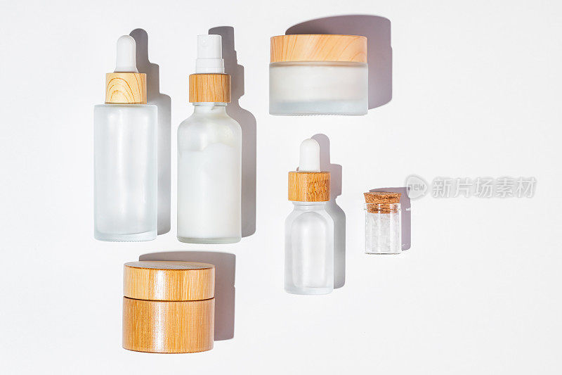一套皮肤护理化妆品在生态包装白色类和竹盖。设计模型，俯视图