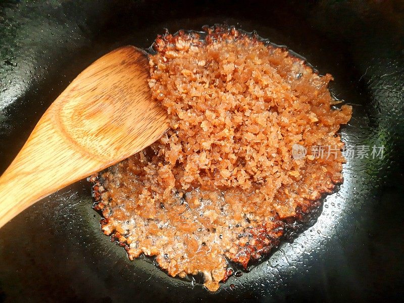 芜菁碎在烹调锅中准备食物。